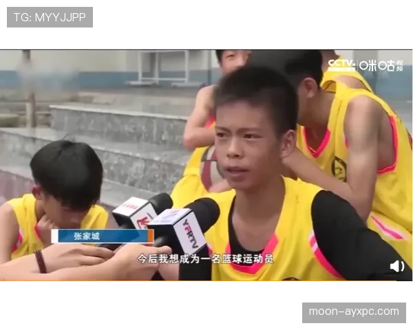 张楠穿得比明星还豪,训练起来却能一秒切换成“工地大哥”? 张楠穿得比明星还豪,训练起来却能一秒切换成“工地大哥”?